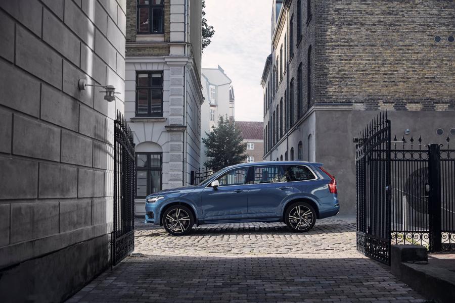  Volvo XC90 T8 R-Design 2016 года  (фото 3 из 32)